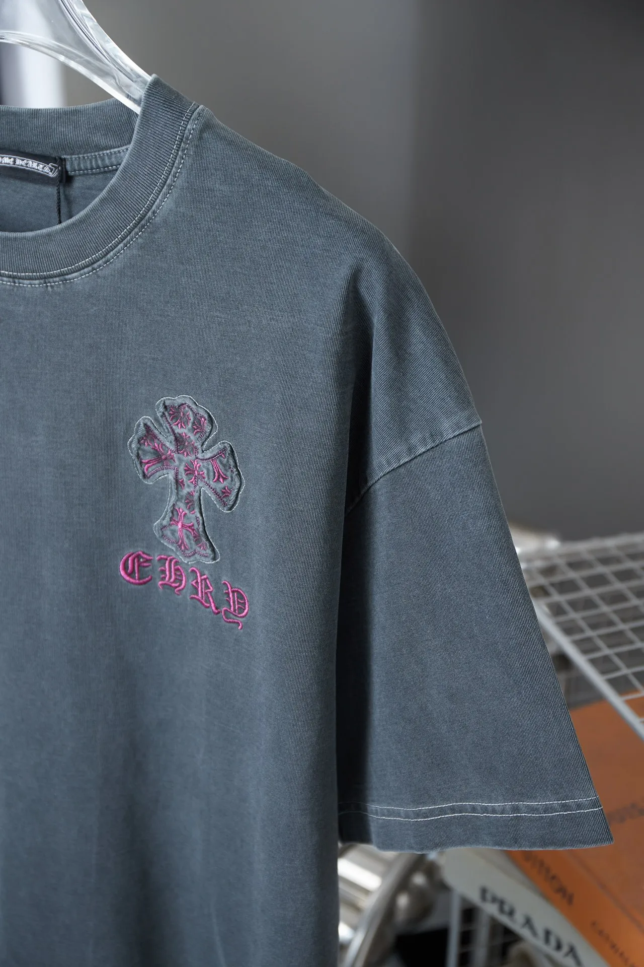 🅿️230 Ch*ome Hearte 25SS early spring new style Croix heart patch embroidered logo short sleeves Light luxury essential item for daily commuting for men and women Correct version Welcome to compare Detailed features · 320g 100% pure cotton double yarn jersey fabric · Custom dyed in the same vat with special thickened 32 count double-ply 1X1 thread · Front and back patch embroidery of Croix heart pattern · Ready-made garment dyeing Then do the faded fried snowflake process, then wash and make it look old · General washing to improve the effect · Double-needle stitching and seam-crossing process · Original main mark, washed tag, brand moisture-proof paper packaging Color: black gray red/black gray yellow Size: S/M/L/XL